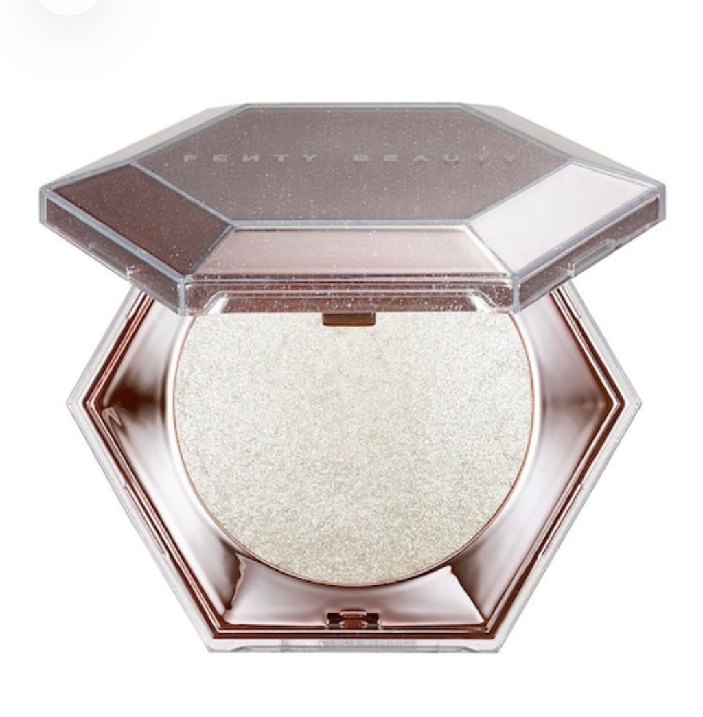 Diamond Bomb All-Over Diamond Veil -
Illuminateur de teint How Many Carats?!