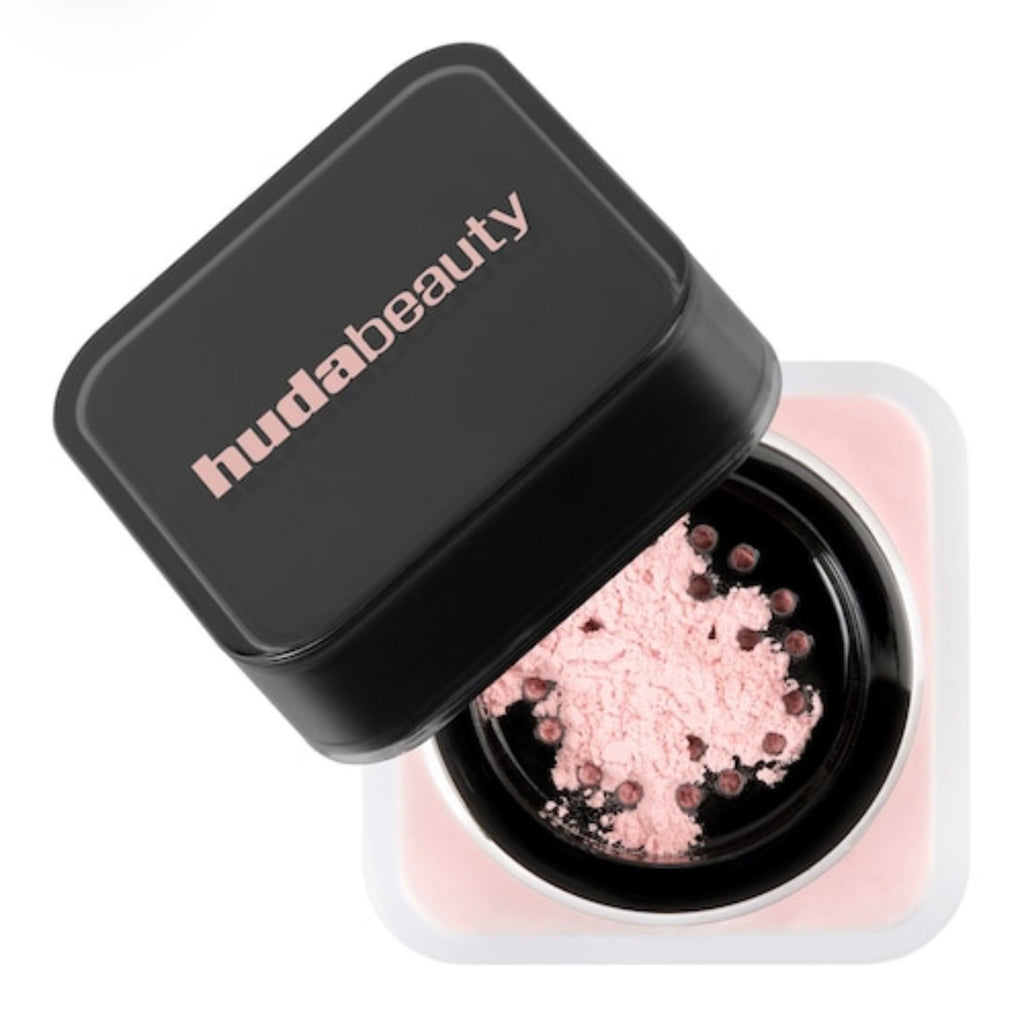 HUDA BEAUTY
Baby Bake Mini Easy Bake Loose Powder - Mini poudre fixante libre Easy Bake CHERRY BLOSSOM CAKE 6G